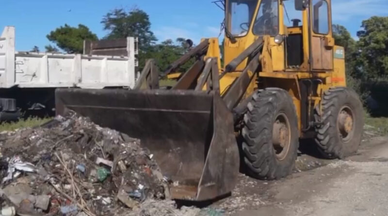 Maquina Vial remueve Microbasural Mar del PLata