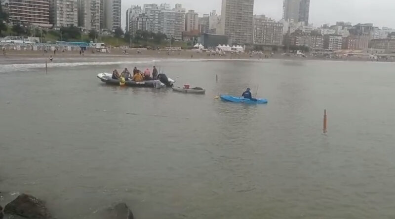 Rescatan a dos Kayakista en Mar Del Plata