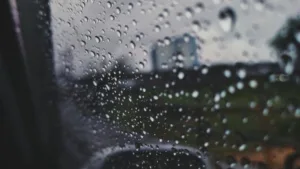 LLUVIA SOBRE AUTO
