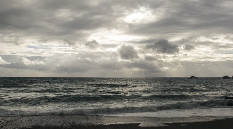 Playa nublado