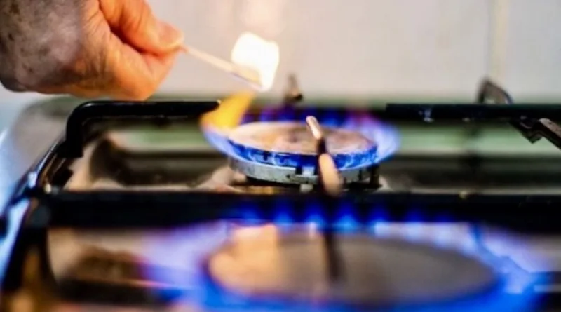 cocina a gas encendida