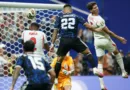 Lautaro Martinez salta para poner el 2-1