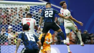 Lautaro Martinez salta para poner el 2-1