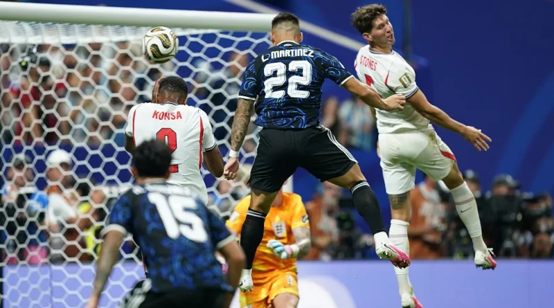 Lautaro Martinez salta para poner el 2-1