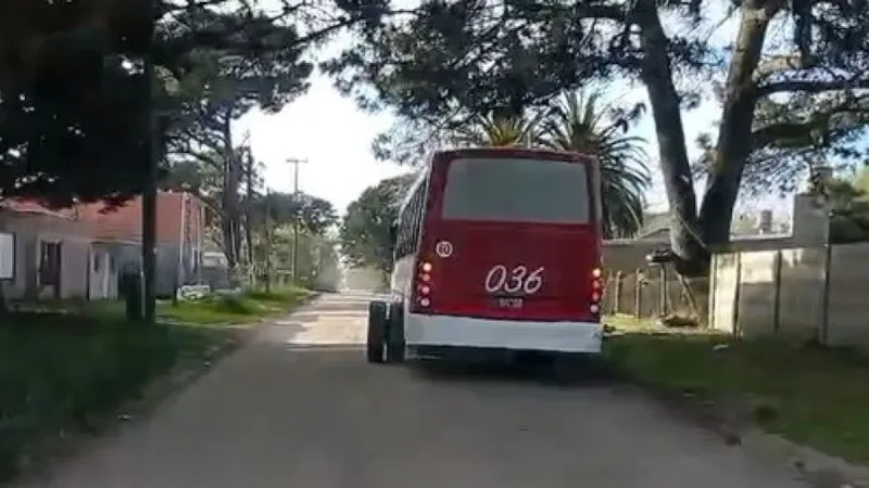 Peligro en Félix U. Camet: un colectivo de la línea 581 perdió el eje trasero en pleno recorrido con 40 pasajeros a bordo Peligro en Félix U. Camet: un colectivo de la línea 581 perdió el eje trasero en pleno recorrido con 40 pasajeros a bordo